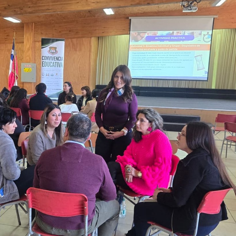 Capacitación con equipo docente en círculo